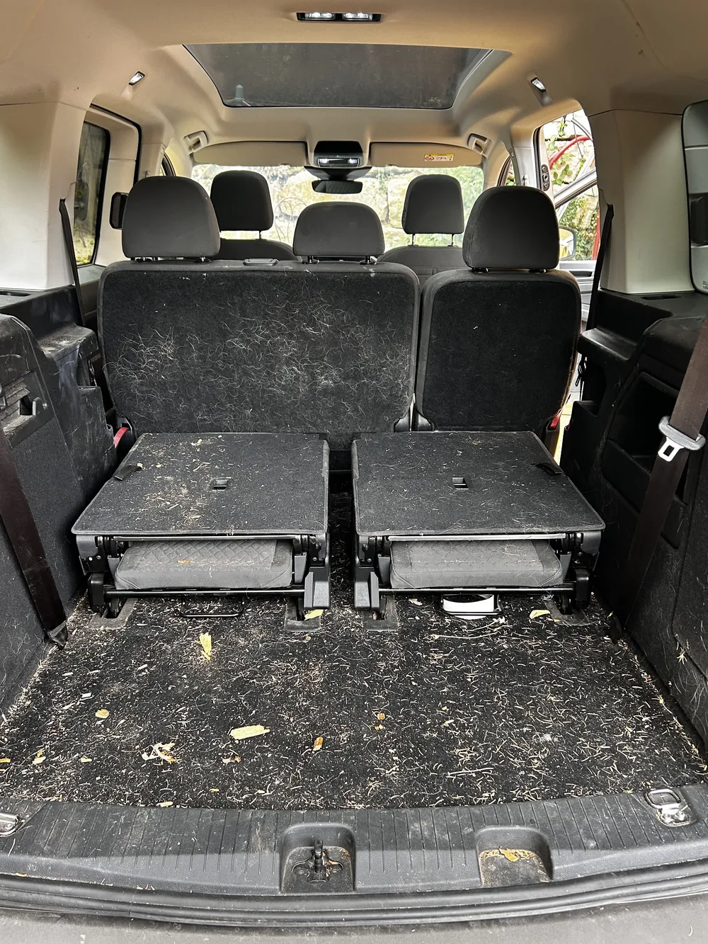 Coffre de voiture couvert de poils d'animaux et de debris avant nettoyage vapeur Doctor Shine a Lyon